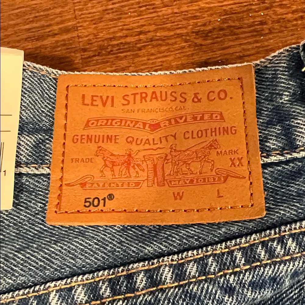 Levi's 501 Spliced Two-Tone Blue Straight Jeans - Picture 13 of 16